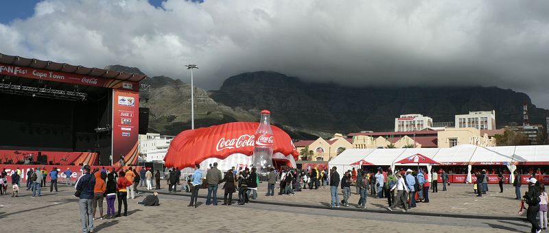 JAR 520.JPG - Funcentrum v Kapském městě bylo silně předimenzované (Stolová hora opět v oparu).